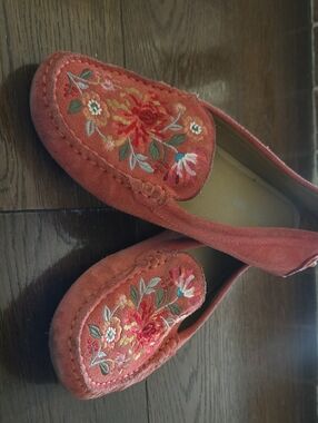 Johnny Was Coral Suede Vivian Moccasins Embroidered Floral  Bohemian Look Sz 8